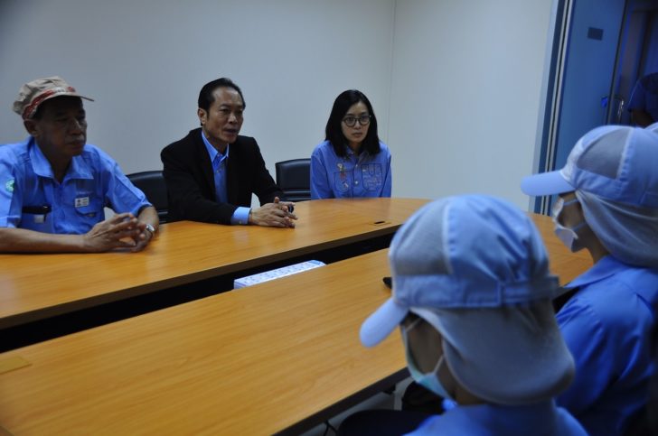 สาวโรงงานถูกจับนม
