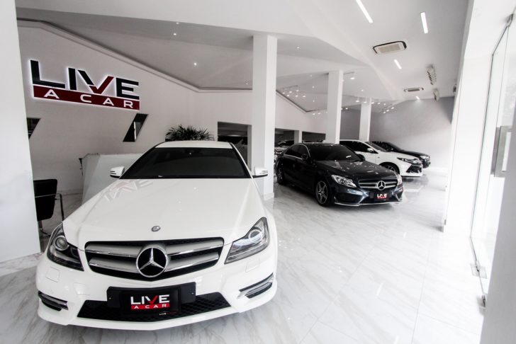 LIVE A CAR 1