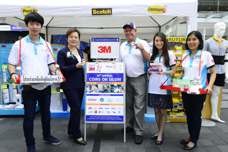 Mr.Douglas Riach และคุณนภาพร รัตนแสงหิรัญ กรรมการผู้จัดการบริษัท 3เอ็ม ประเทศไทย ร่วมกิจกรรม