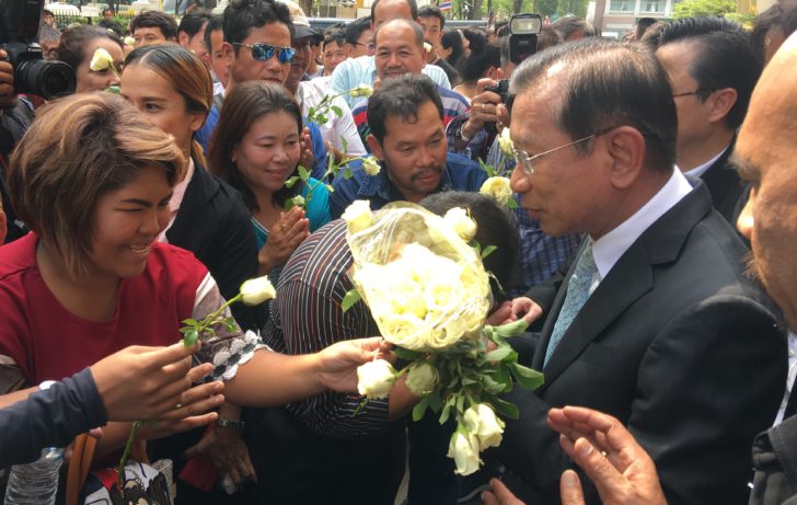 ชาวประมงให้กำลังใจพล.อ.ฉัตรชัย สาริกัลยะ