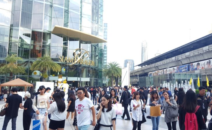 บรรยากาศหน้าสยามพารากอนที่เต็มไปด้วยนักช้อป