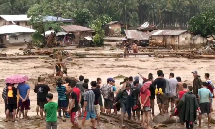 People help to rescue flood victims in Lanao del Norte