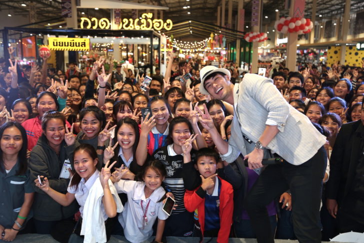 18.ช็อตเซลฟี่กับแฟนคลับ