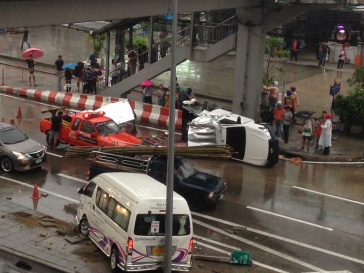 นนทบุรีรถชน