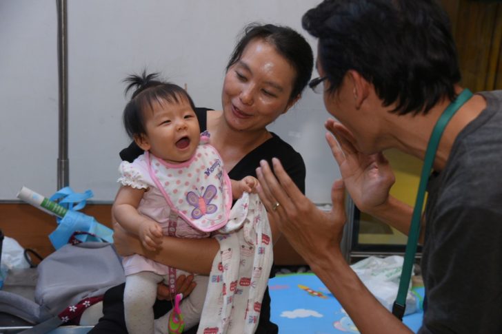 พ่อแม่ลองเล่นจ๊ะเอ๋กับลูก