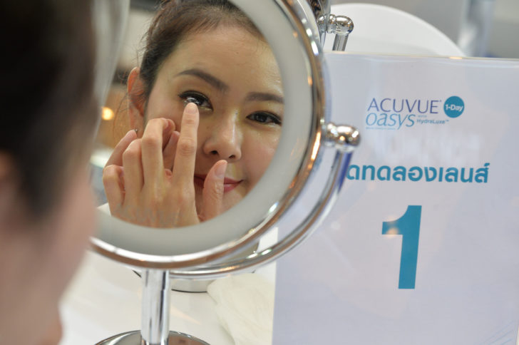ภาพที่ 10 ทดลองคอนแทคเลนส์