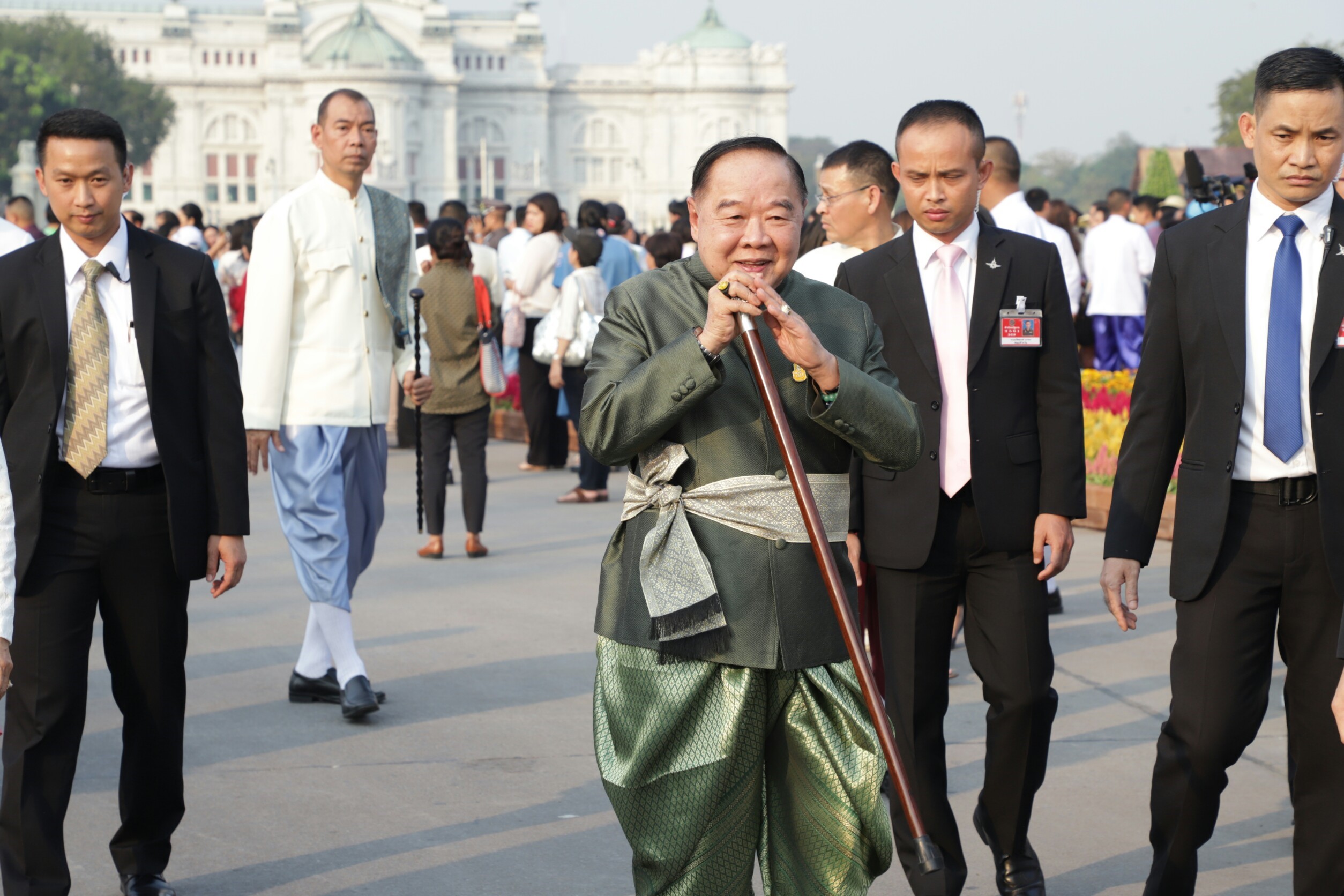 'บิ๊กป้อม'เปิดบ้านให้ผบ.เหล่าทัพ-ตำรวจ รดน้ำอวยพรวัน ...