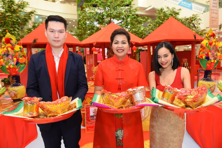 (5) คุณไปรยาภรณ์ และเซเลบ ร่วมไหว้เทพเจ้าศักดิ์สิทธิ์