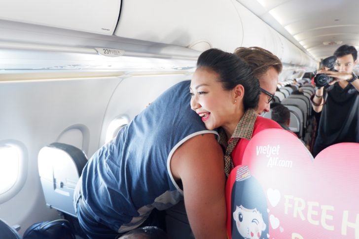 Share Hugs in the sky with Thai Vietjet_01 (Custom)