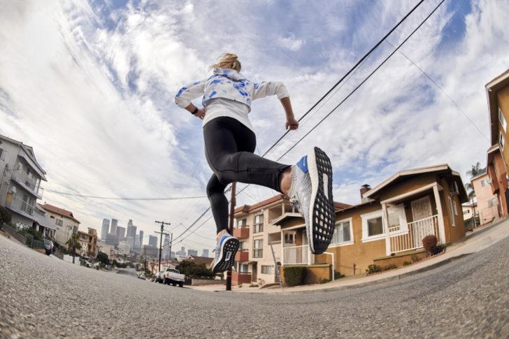 ultraboost_ss18_moment01_product_action_ubx_01
