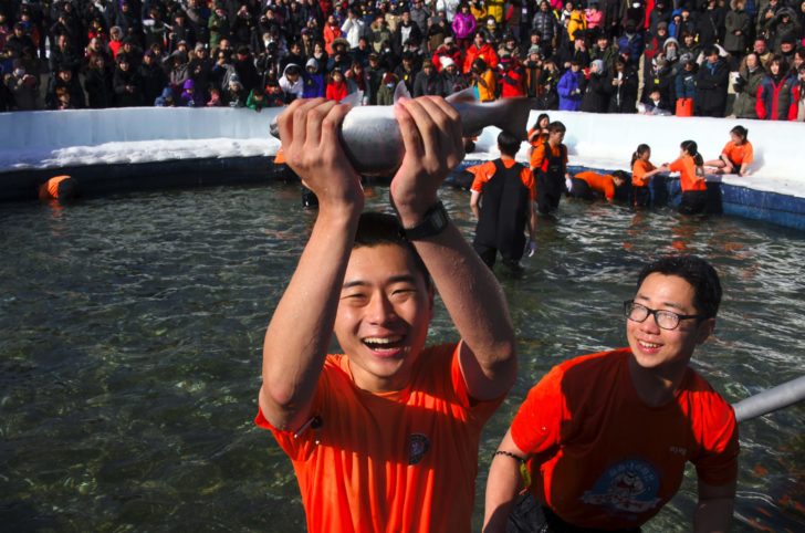 SKOREA-FESTIVAL-ICE-FISHING