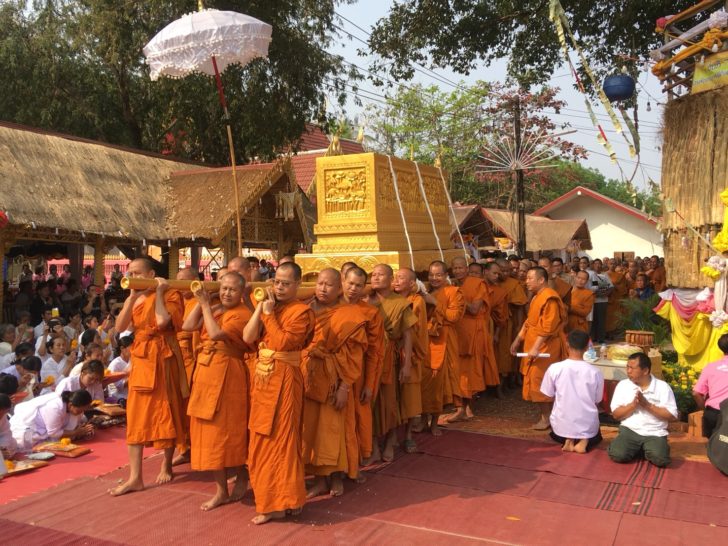พระภิกษุหามโลงหลวงปู่สนธิ์