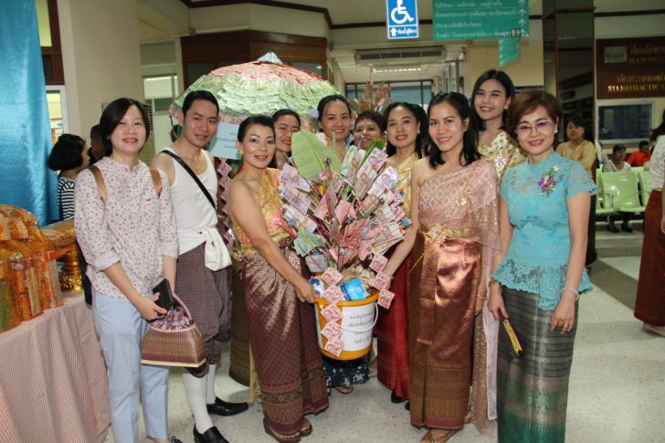 ชลบุรี- รพ.แต่งชุดไทยร่วมทอดผ้าป่า