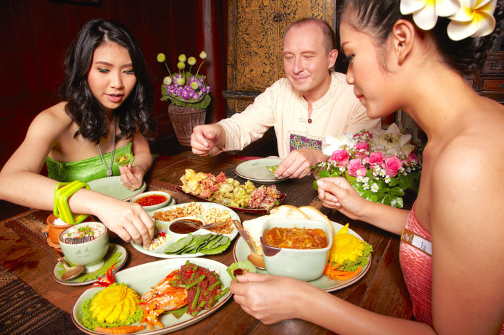บริกรสอนรับประทานเปิบมือ
