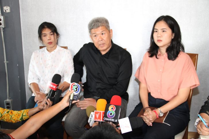 พ่อแม่พี่สาวน้องเมยกำลังให้สัมภาษณ์