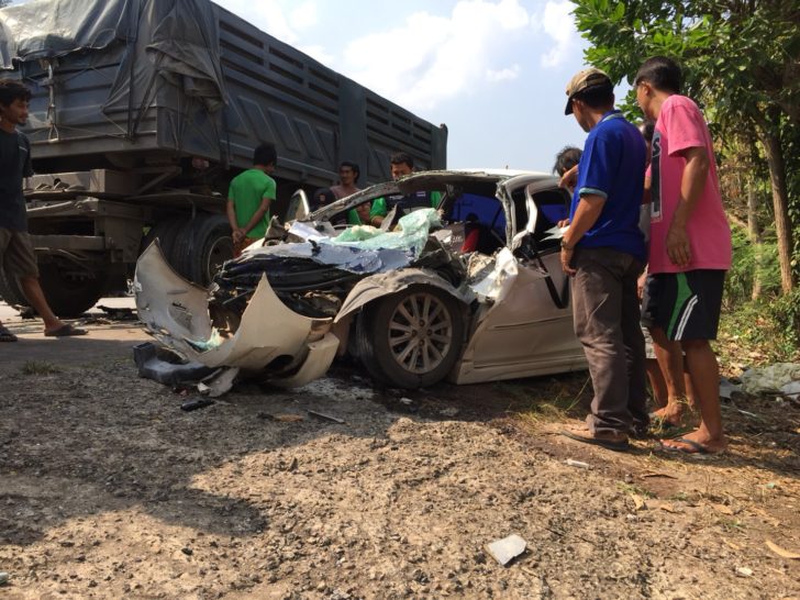สภาพรถเก๋งหลังชนรถ18ล้อ