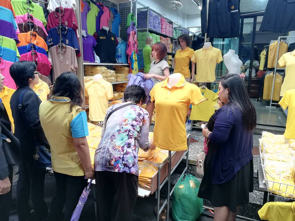 เสื้อเหลือง 'โบ๊เบ๊' ฮอต ปชช.แห่ซื้อต่อเนื่อง แม่ค้าคาดของไม่พอความต้องการ