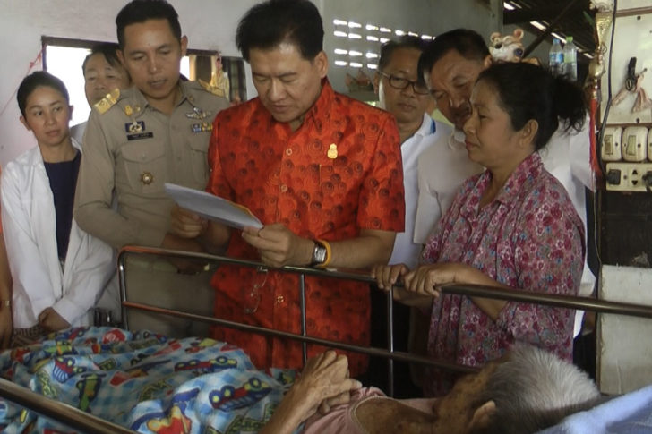 ผู้ว่าโคราชลงพื้นที่ดูยายพิการ