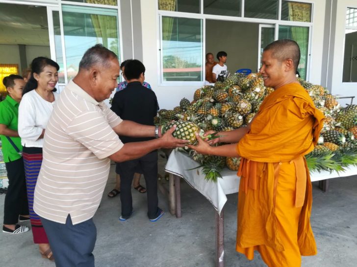 พระแจกสัปปะรด