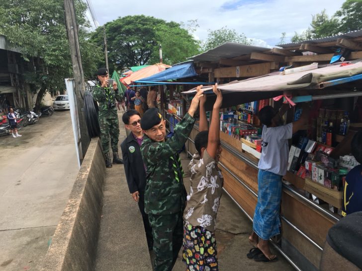 สั่งรื้อแผง