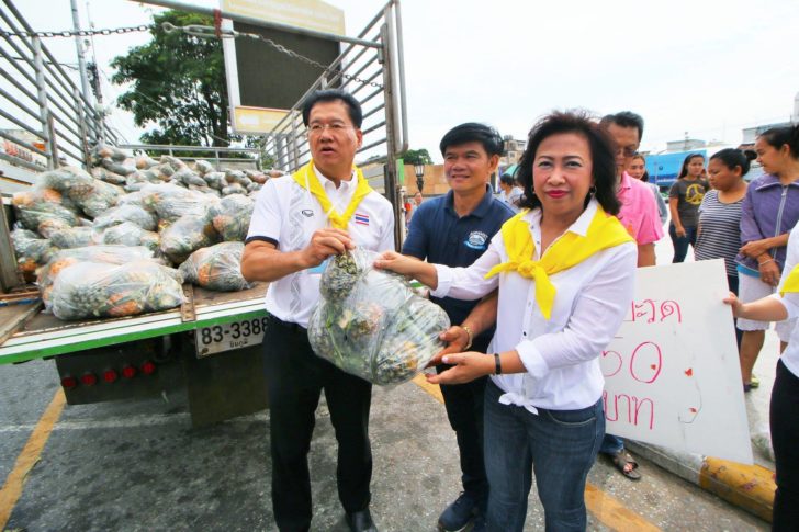 โคราช ผู้ว่าช่วยขายสับปะรด