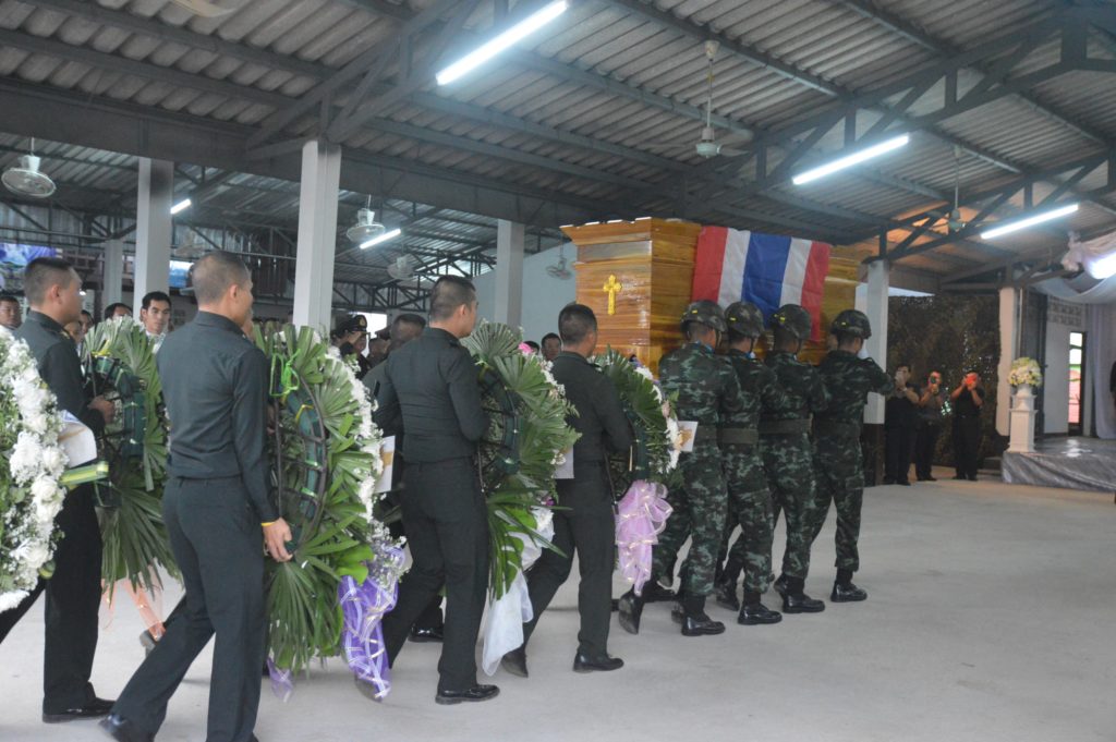 'ร.10-พระราชินีในร.9-พระบรมวงศานุวงศ์' พระราชทานพวงมาลา ...