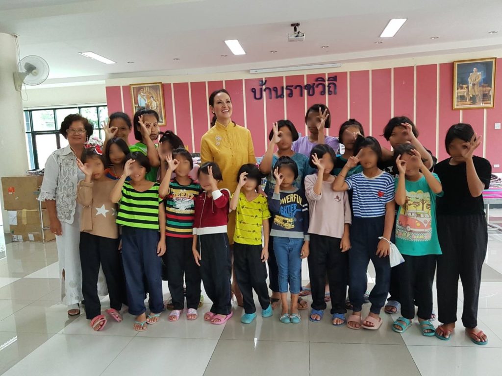 'ปุ๋ย-ภรณ์ทิพย์' แจกขนมเด็กบ้านราชวิถี พูดซึ้ง 'ที่นี่ยัง ...
