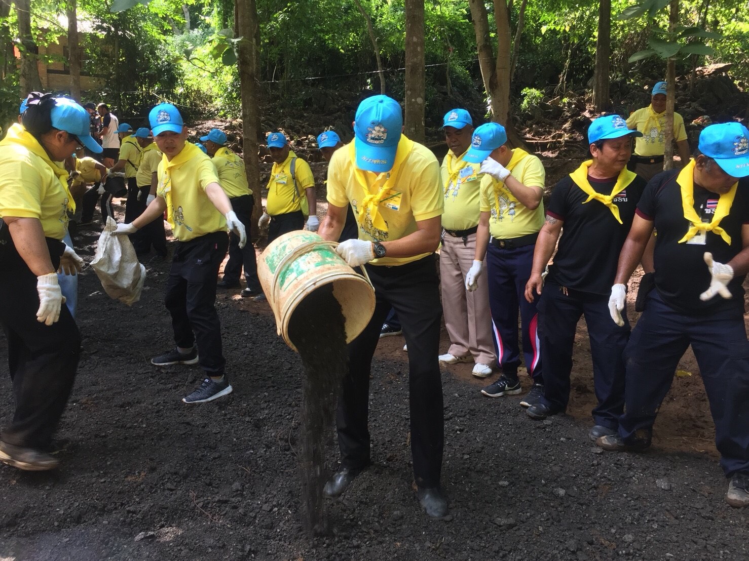 ในหลวง โปรดเกล้าฯ จิตอาสา ร่วมทำกิจกรรมบำเพ็ญประโยชน์ ณ ...