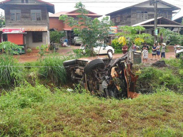 สกลนคร220761ฝนตกถนนลน_นศ.ลมเองกระบะเหยยบซำดบ_1_พลกควำเจบ_26