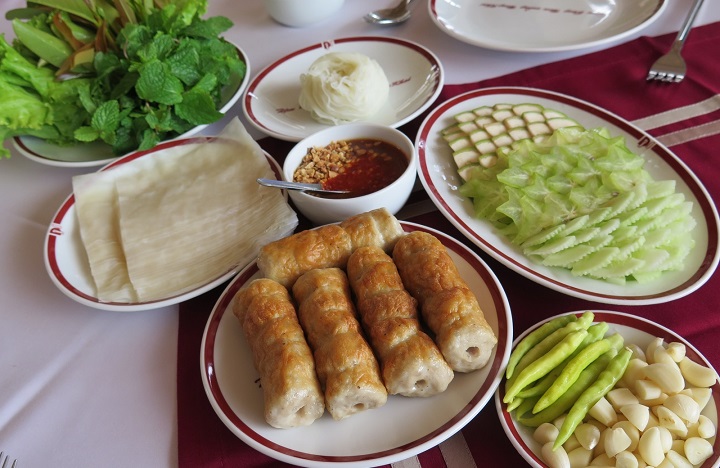 อาหารเวียดนามร้านดังหนองคาย "แดงแหนมเนือง" และเฝอ "คอยเธอ" : คอลัมน์  ตามรอยพ่อไปชิม