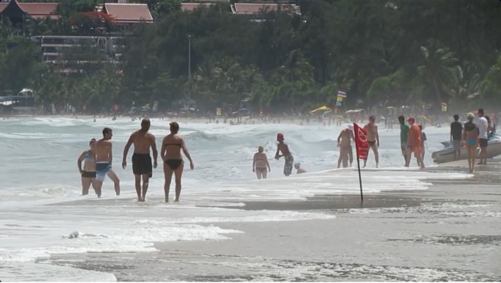 นักท่องเที่ยวชายหาดภูเก็ต