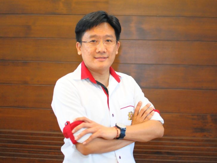 นายพงศธร อังศุสิงห์ ผู้อำนวยการแผนกบรรษัทสัมพันธ์ของ ฟิลลิป มอร์ริส (ไทยแลนด์) ลิมิเต็ด