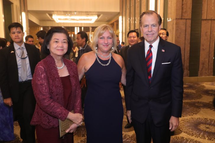 4 คุณสุวิมล มหากิจศิริ-แจ็คเกอลีน เอ็ม. เดวีส์-กลิน ที. เดวีส์