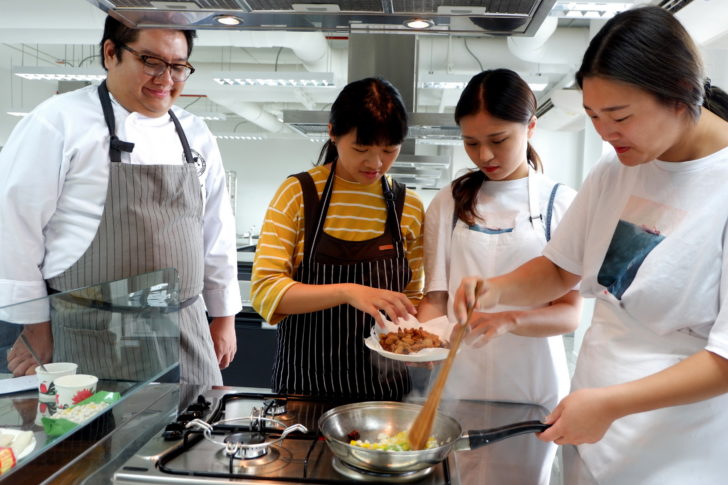 (จากซ้าย) อ.มังกร โซเฟีย และเป๊กกี้