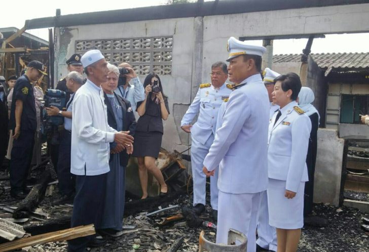 สมเด็จพระเจ้าอยู่หัว โปรดเกล้าฯ องคมนตรี เชิญถุงพระราชทานผู้ประสบอัคคีภัย