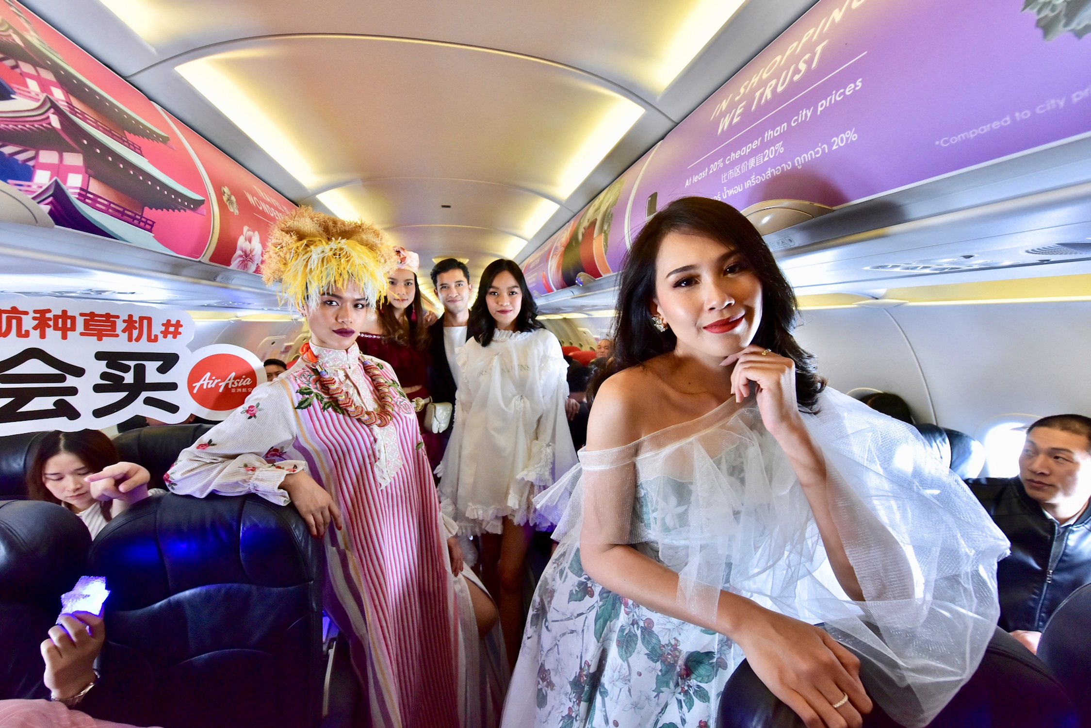 นักท่องเที่ยวจีน ฮือฮา แฟชั่น บนเครื่องบิน จัดโดยสอง ค่ายยักษ์ใหญ่