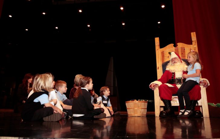 US-SANTA-SCHOOL-LIFESTYLE-HOLIDAY