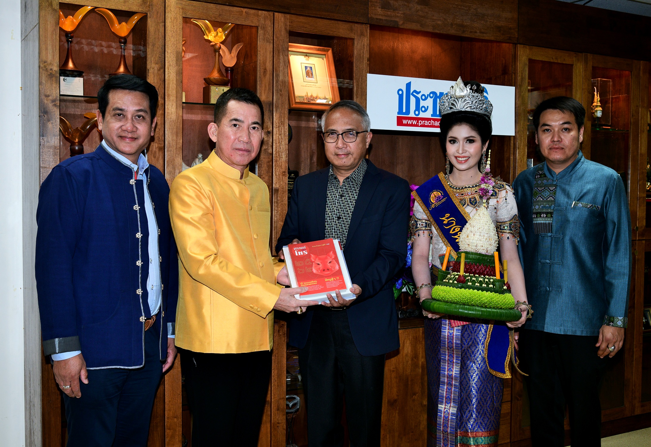 นายไมตรี ไตรติลานันท์ ผู้ว่าราชการจังหวัดสุโขทัย มอบของที่ระลึกให้ นายวรศักดิ์ ประยูรศุข บรรณาธิการผู้พิมพ์และโฆษณา นสพ.มติชน
