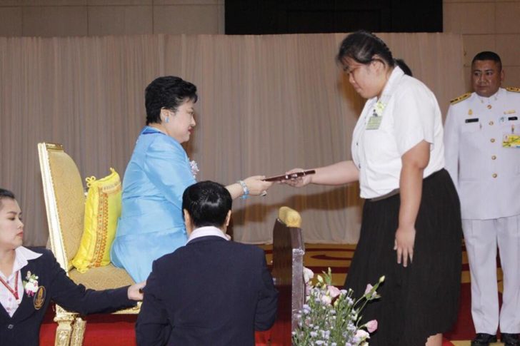 รับโล่รางวัล