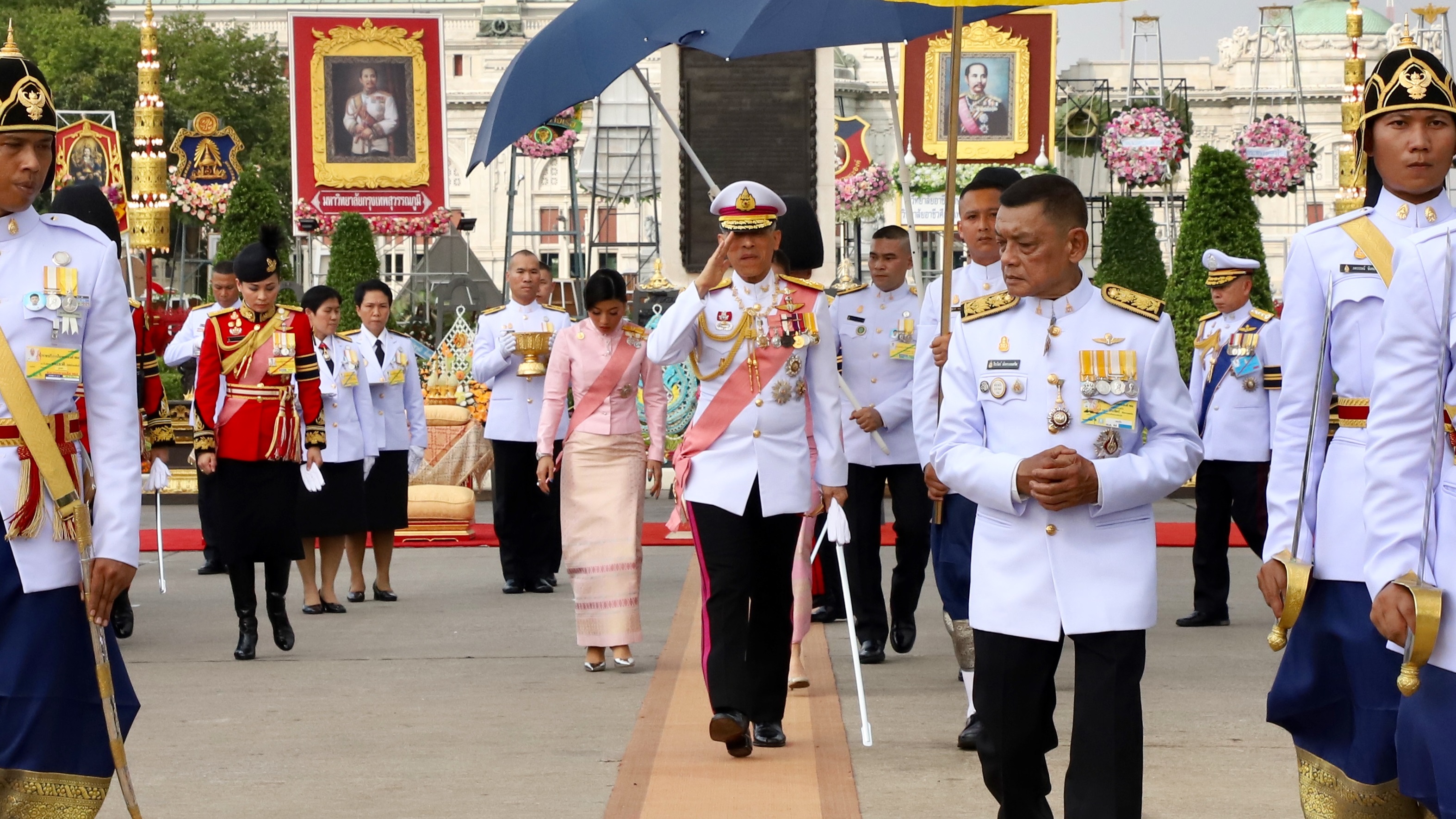สมเด็จพระเจ้าอยู่หัว ทรงวางพวงมาลา เนื่องใน วันปิยมหาราช