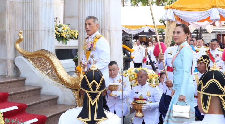 สมเด็จพระเจ้าอยู่หัว เสด็จฯ ทรงถวายผ้าพระกฐินวัดบวร