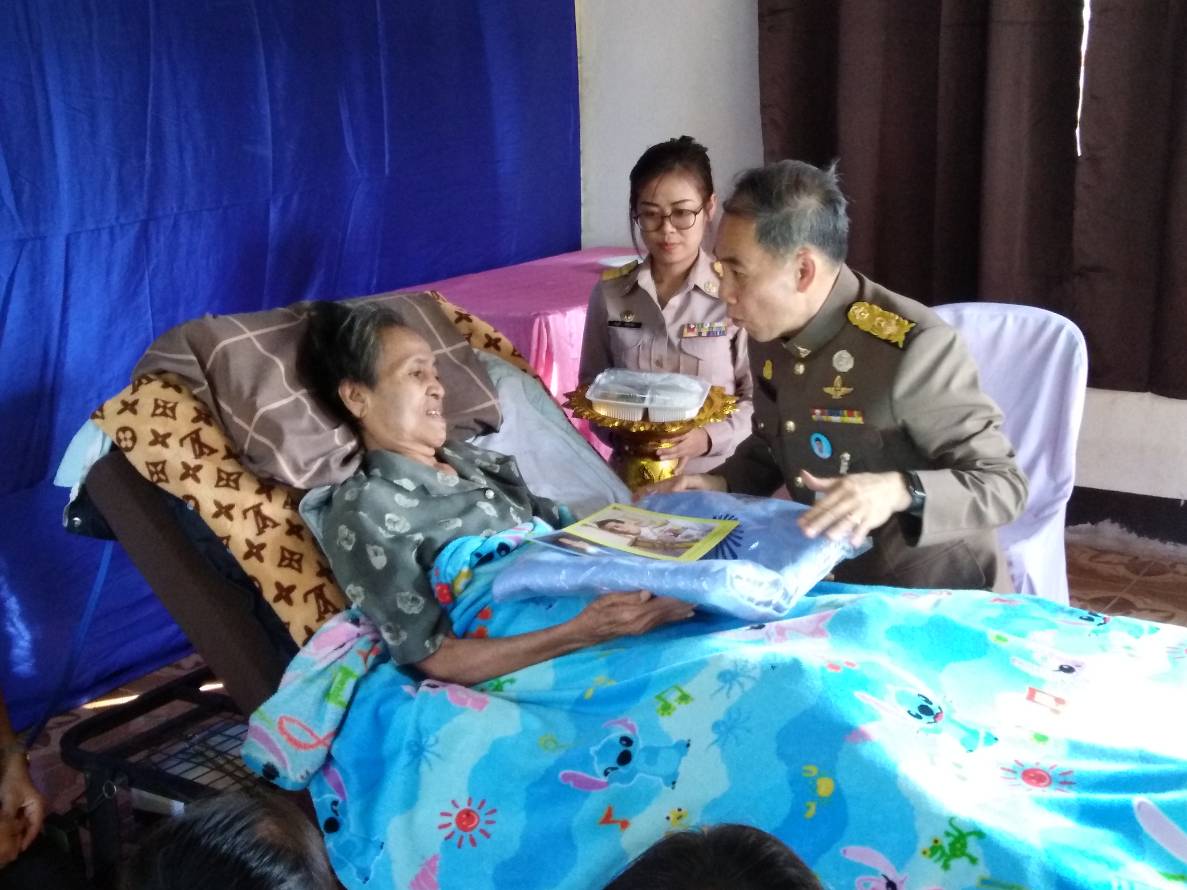 สมเด็จพระเจ้าอยู่หัว พระราชทานผ้าห่มกันหนาวราษฎร จ.ชัยภูมิ