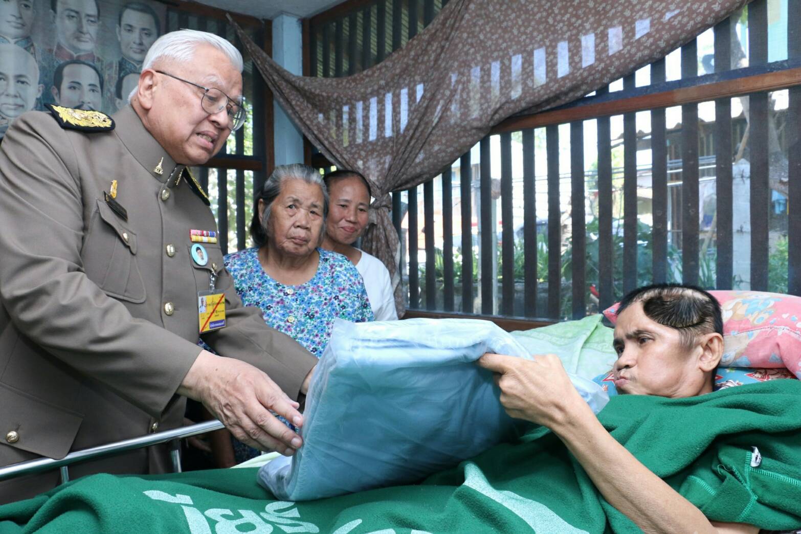 สมเด็จพระเจ้าอยู่หัว ทรงพระกรุณาโปรดเกล้าฯให้ นายจิรายุ อิศรางกูร ณ อยุธยา องคมนตรี ร่วมกับมูลนิธิราชประชานุเคราะห์ ในพระบรมราชูปถัมภ์ เชิญผ้าห่มกันหนาวพระราชทาน
