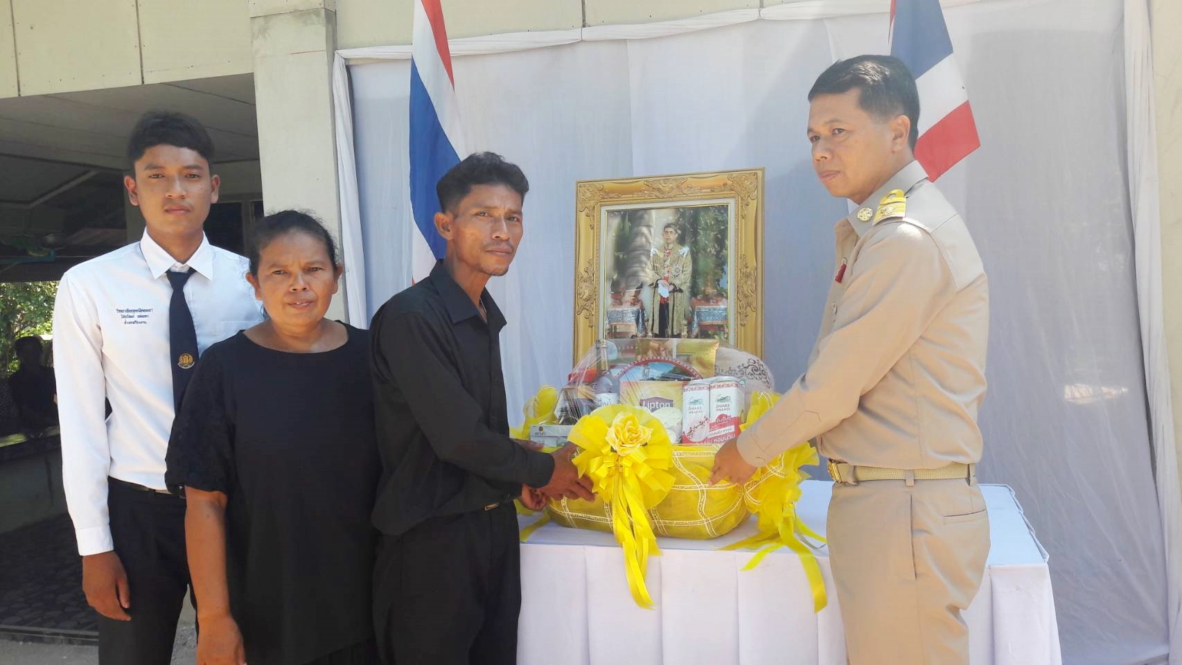 สมเด็จพระเจ้าอยู่หัว พระราชทานสิ่งของแก่ครอบครัวอาสารักษาดินแดนเสียชีวิต จ.ปัตตานี