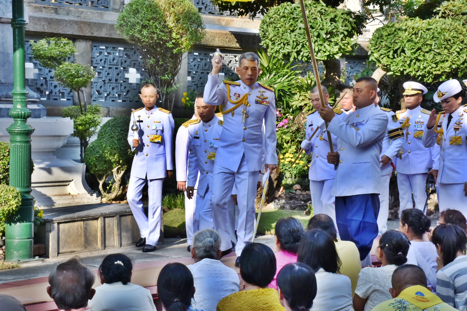 สมเด็จพระเจ้าอยู่หัว ทรงสุหร่ายน้ำพระพุทธมนต์สรงพระพุทธมหามณีรัตนปฏิมากรแก่ประชาชนที่มาเฝ้าฯ รับเสด็จ