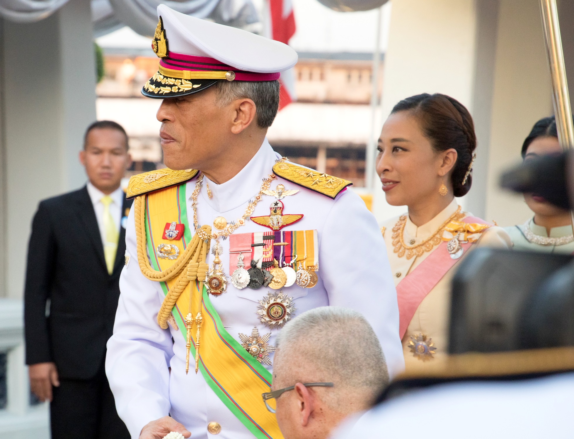 สมเด็จพระเจ้าอยู่หัว เสด็จฯพร้อมด้วยพระเจ้าหลานเธอ พระองค์เจ้าพัชรกิติยาภา และพระเจ้าหลานเธอ พระองค์เจ้าสิริวัณณวรีนารีรัตน์ โดยรถยนต์พระที่นั่ง จากวัดสุทัศนเทพวราราม ไปยังวัดอรุณราชวราราม