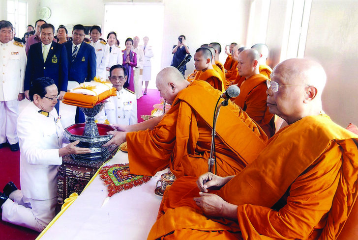 ถวายผ้าพระกฐิน