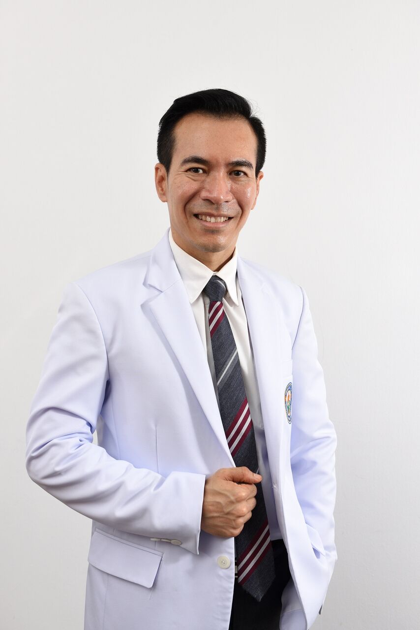 รศ.นพ.พงษ์ศักดิ์ น้อยพยัคฆ์ กุมารแพทย์ผู้เชี่ยวชาญด้านพัฒนาการและพฤติกรรม รองอธิการบดีมหาวิทยาลัยนวมินทราธิราช 