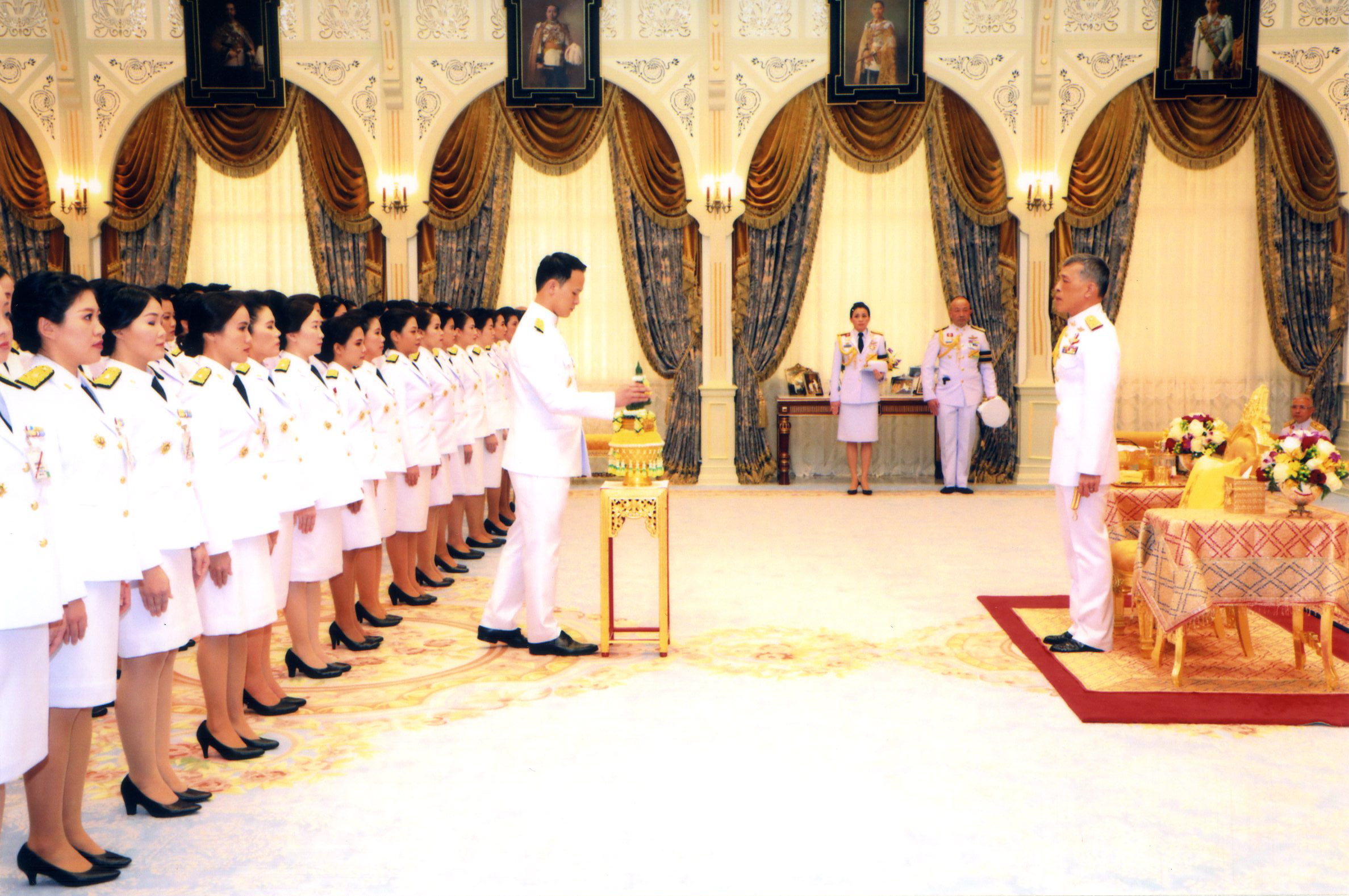 สมเด็จพระเจ้าอยู่หัว พระราชทานพระราชดำรัสแก่ อัยการประจำกอง ก่อนปฏิบัติหน้าที่