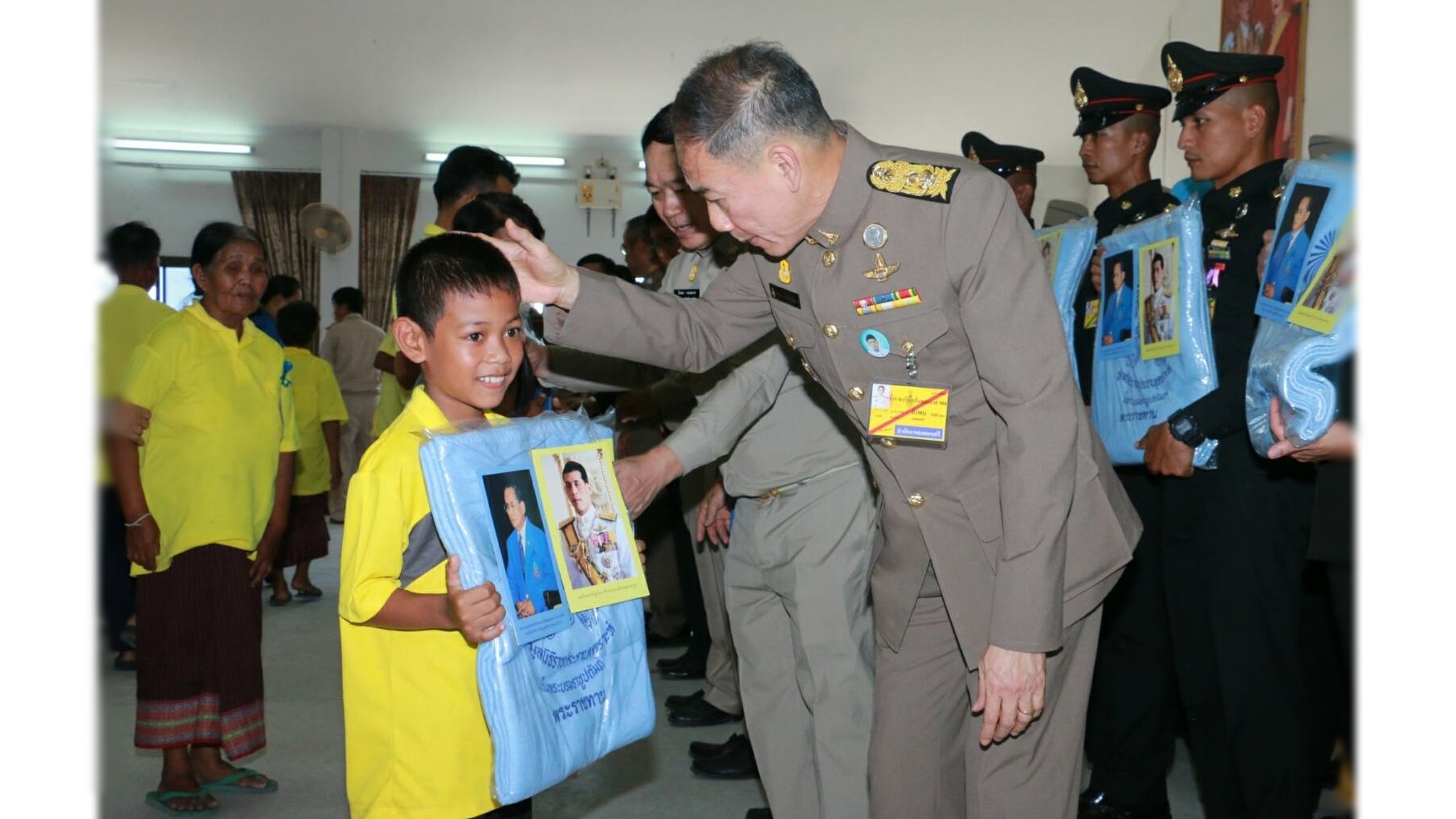 สมเด็จพระเจ้าอยู่หัว พระราชทานผ้าห่มกันหนาวแก่ราษฎร จ.กาฬสินธุ์